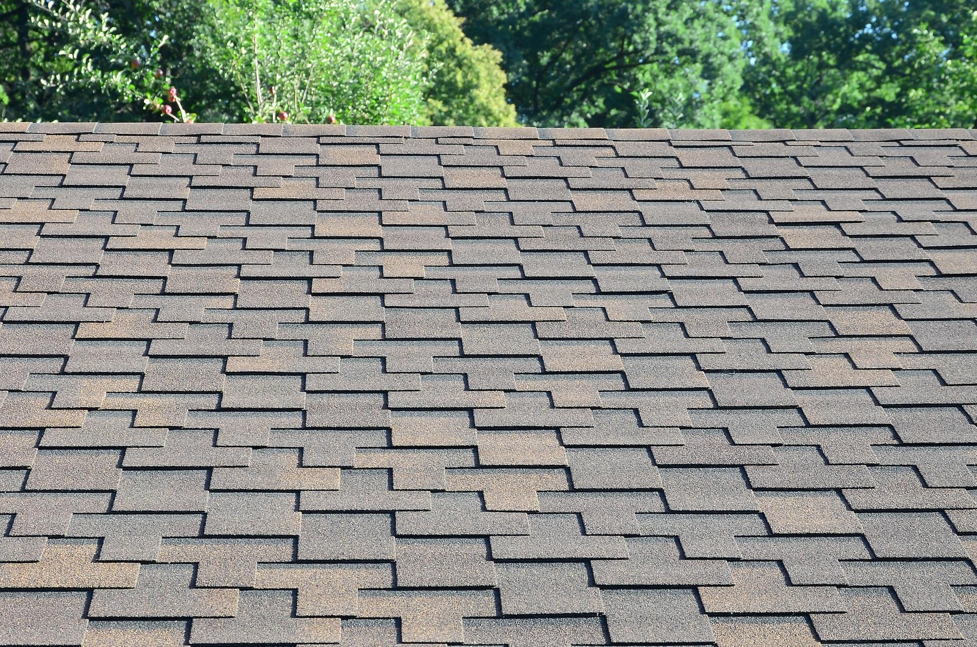 Układanie gontu bitumicznego